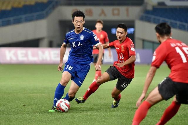 球迷惊现“科尔双胞胎”，教练瞬间愣住